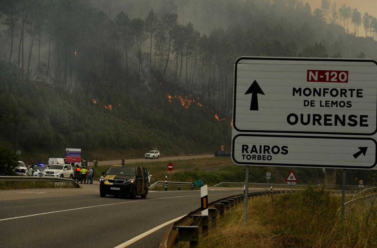 Imagen del incendio que ha afectado al término municipal de Ribas de Sil, en Lugo (Foto: Europa Press).