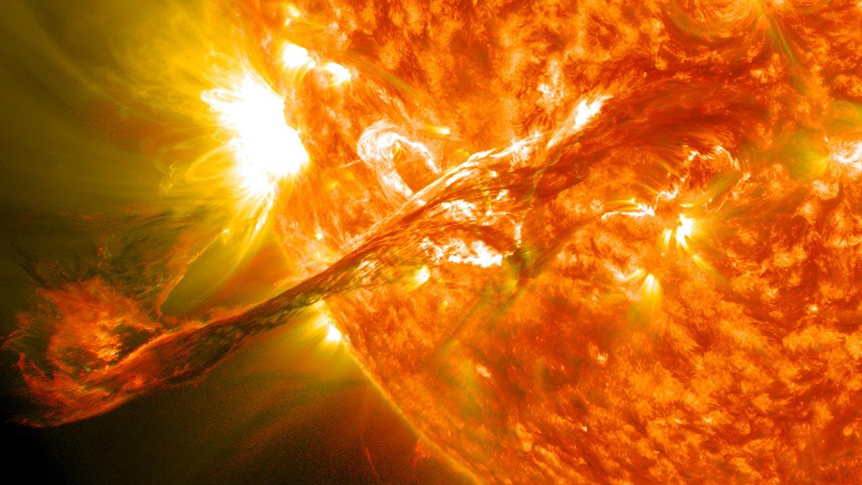 Erupción solar en el ultravioleta (composición de dos imágenes a 304 y 171 ángstroms). 31 08 2012. NASAGSFC – Solar Dynamics Observatory.