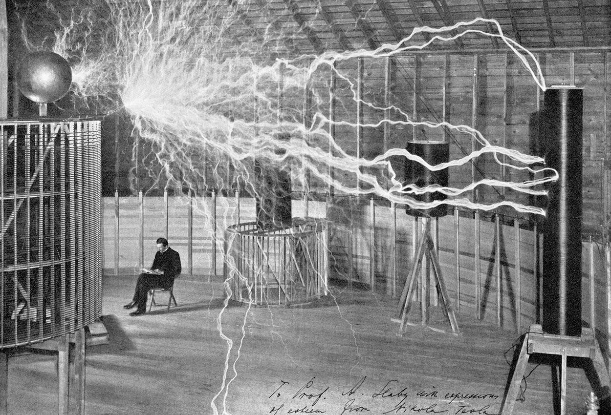 Nikola Tesla en su laboratorio de Colorado Springs. Getty Images. 