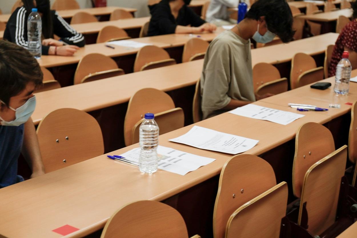 Jóvenes realizan un examen en una universidad. Fuente: Europa Press.