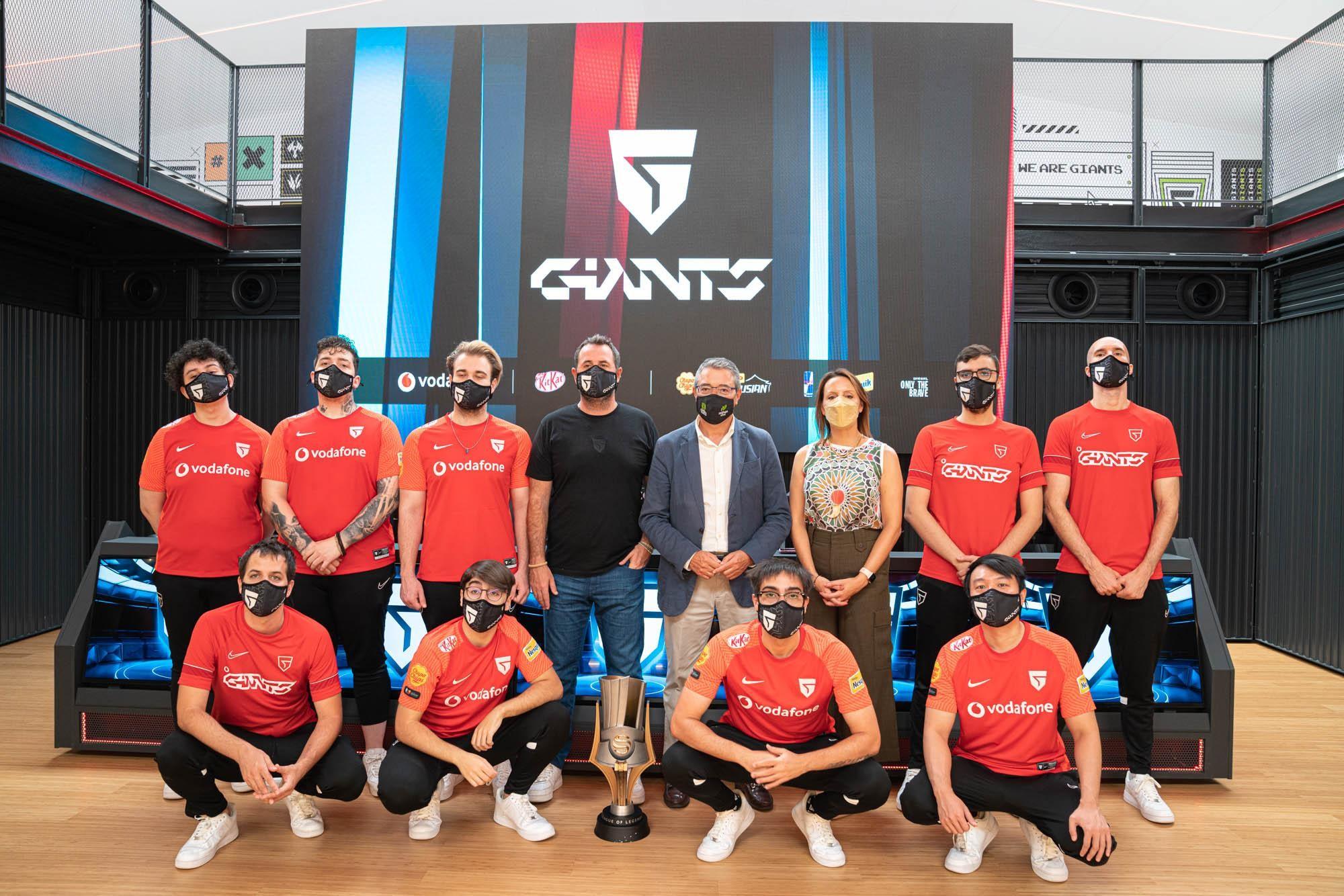 Francisco Salado (centro), presidente de la Diputación de Málaga, en las instalaciones de Vodafone Giants