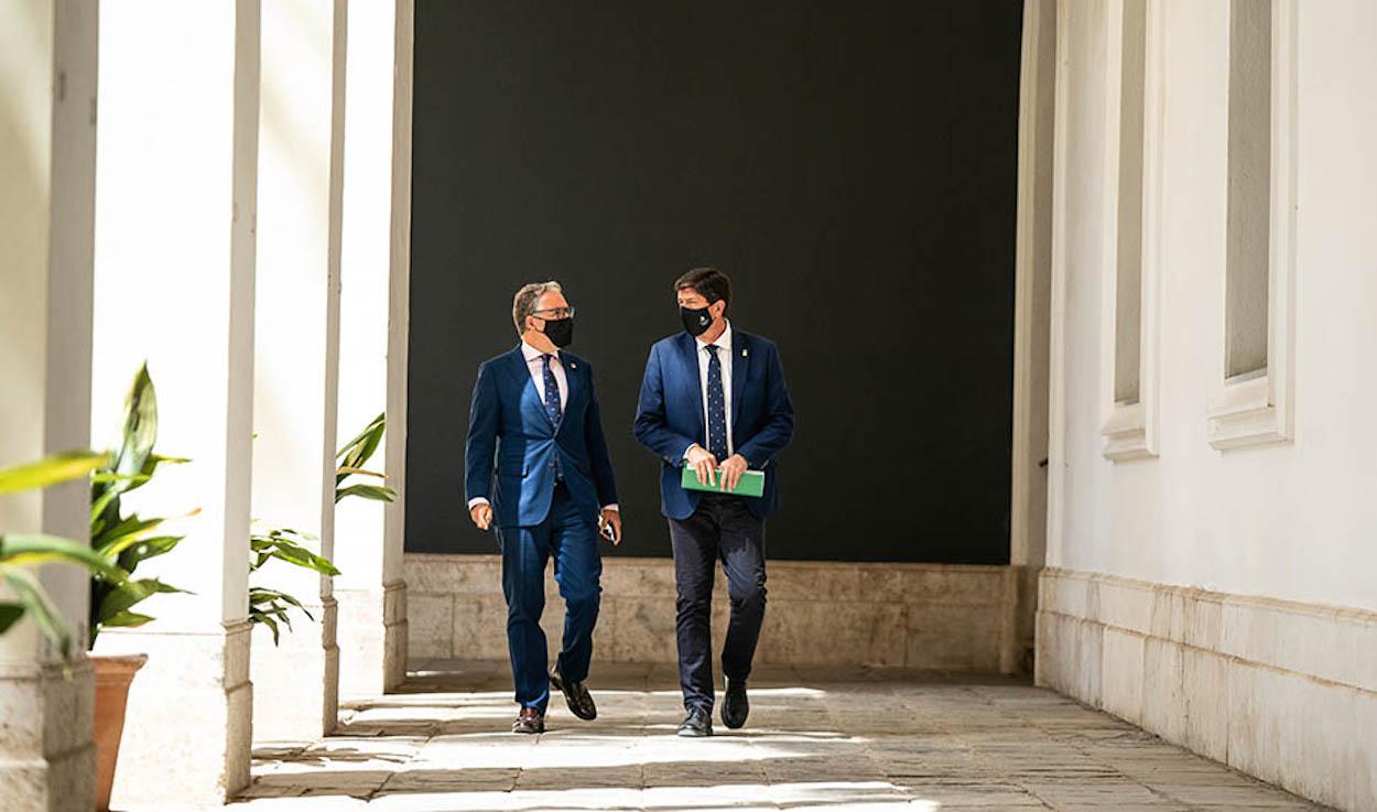 Elías Bendodo y Juan Marín, en los pasillos de San Telmo.