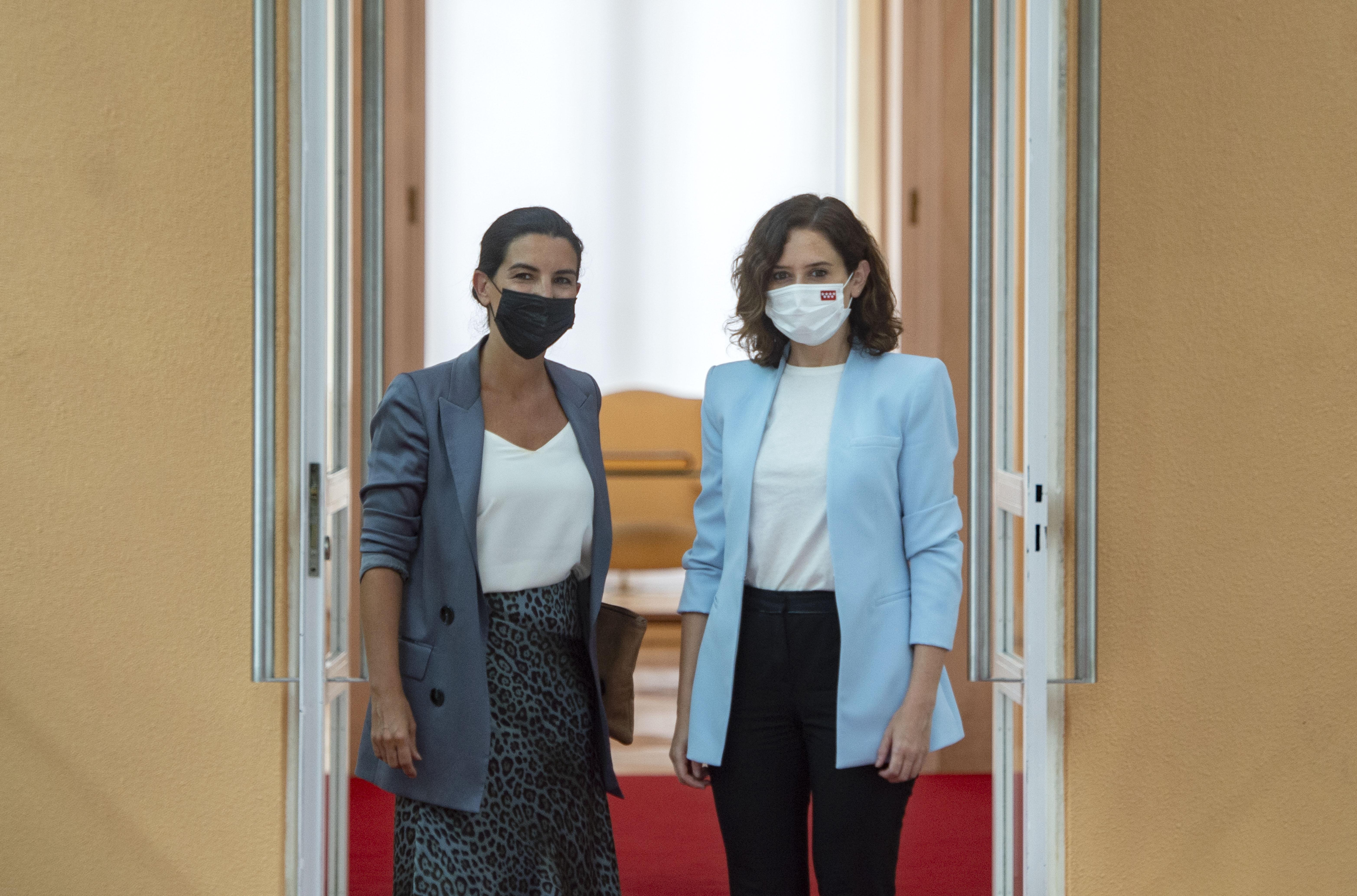 La presidenta de la Comunidad de Madrid, Isabel Díaz Ayuso (d), posa junto a la portavoz de Vox en la Asamblea, Rocío Monasterio (i), en la Real Casa de Correos, sede del Gobierno regional, a 6 de septiembre de 2021, en Madrid, (España). 