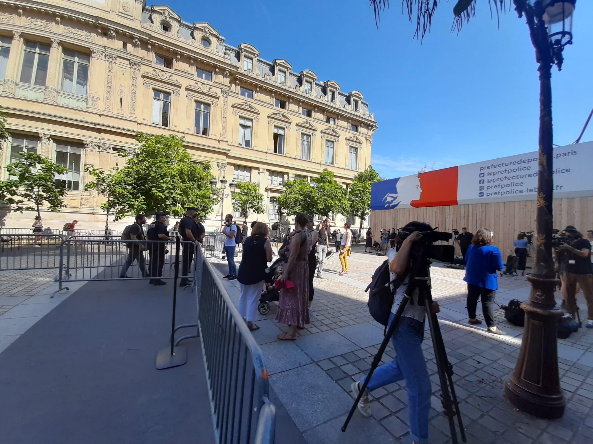 Máxima expectación frente al Palacio de Justicia de Francia. París / Juan Luis Valenzuela