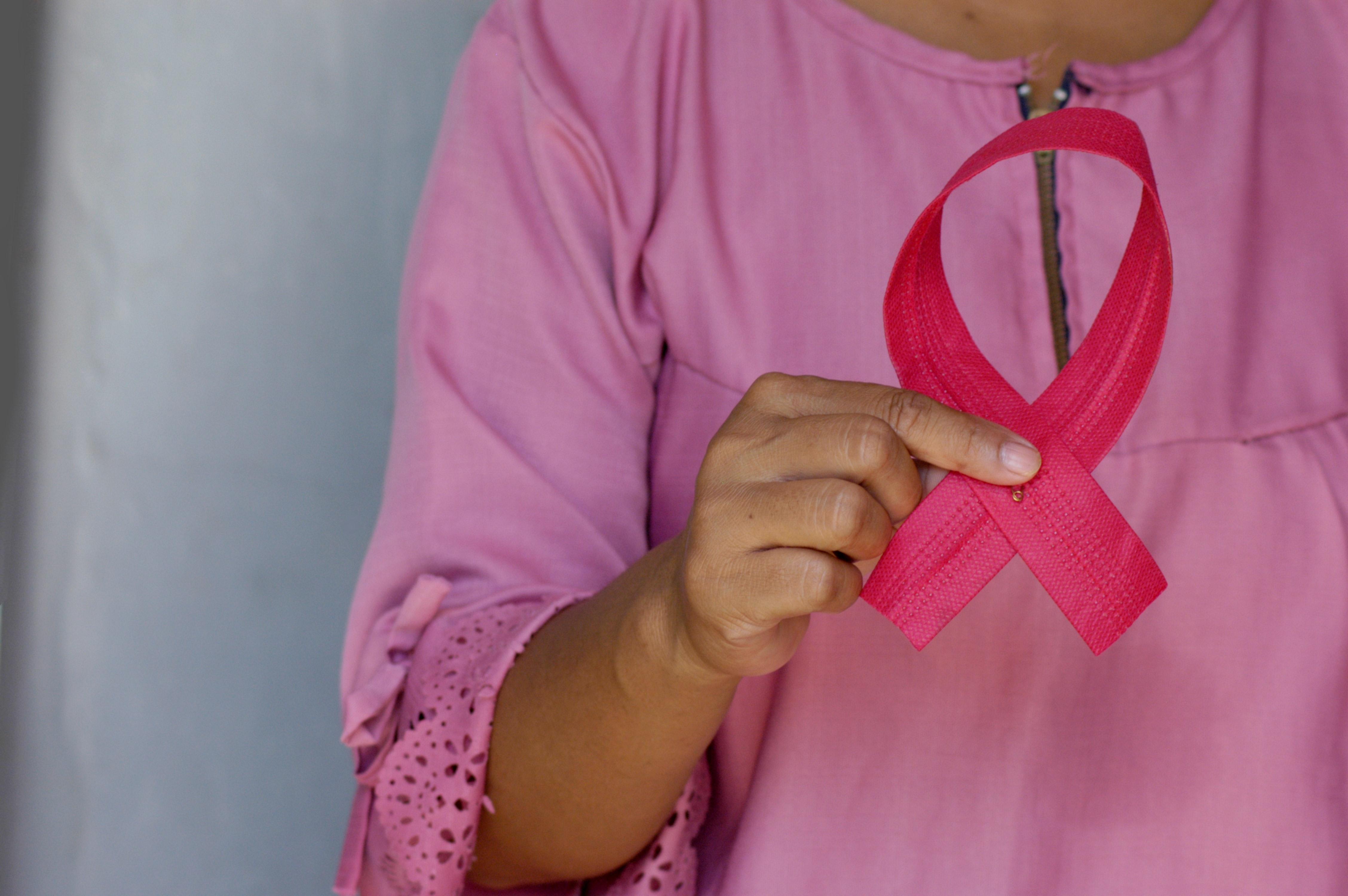 Mujer con lazo de sensibilización contra el cáncer de mama