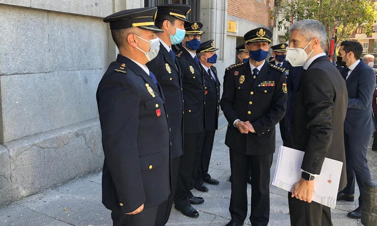 El comisario principal Manuel Soto Seoane (de frente) junto al ministro Grande Marlaska y otros mandos de la Policía Nacional. Foto MInisterio del Interior