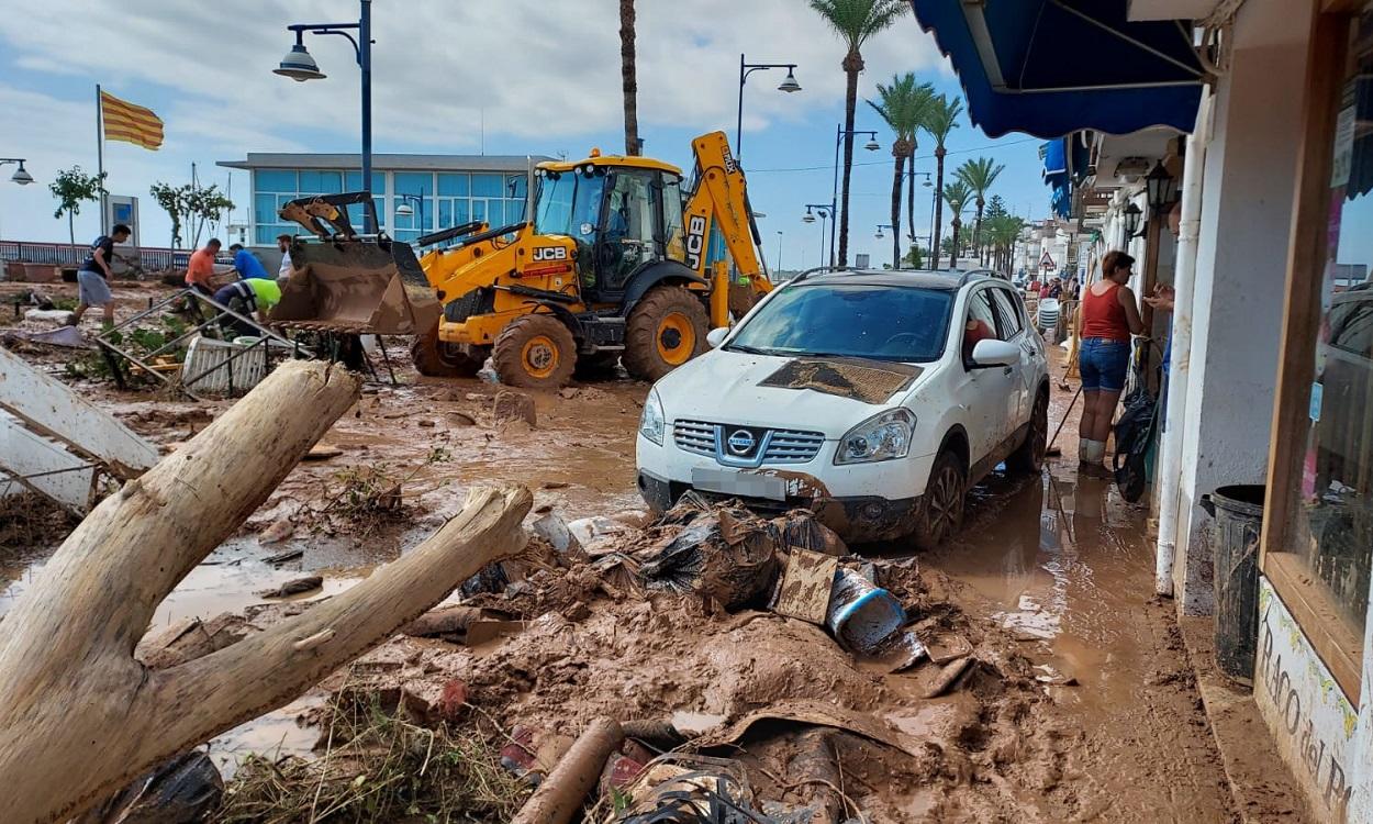 Vehículos destrozados tras el paso del último temporal en Tarragona. EP