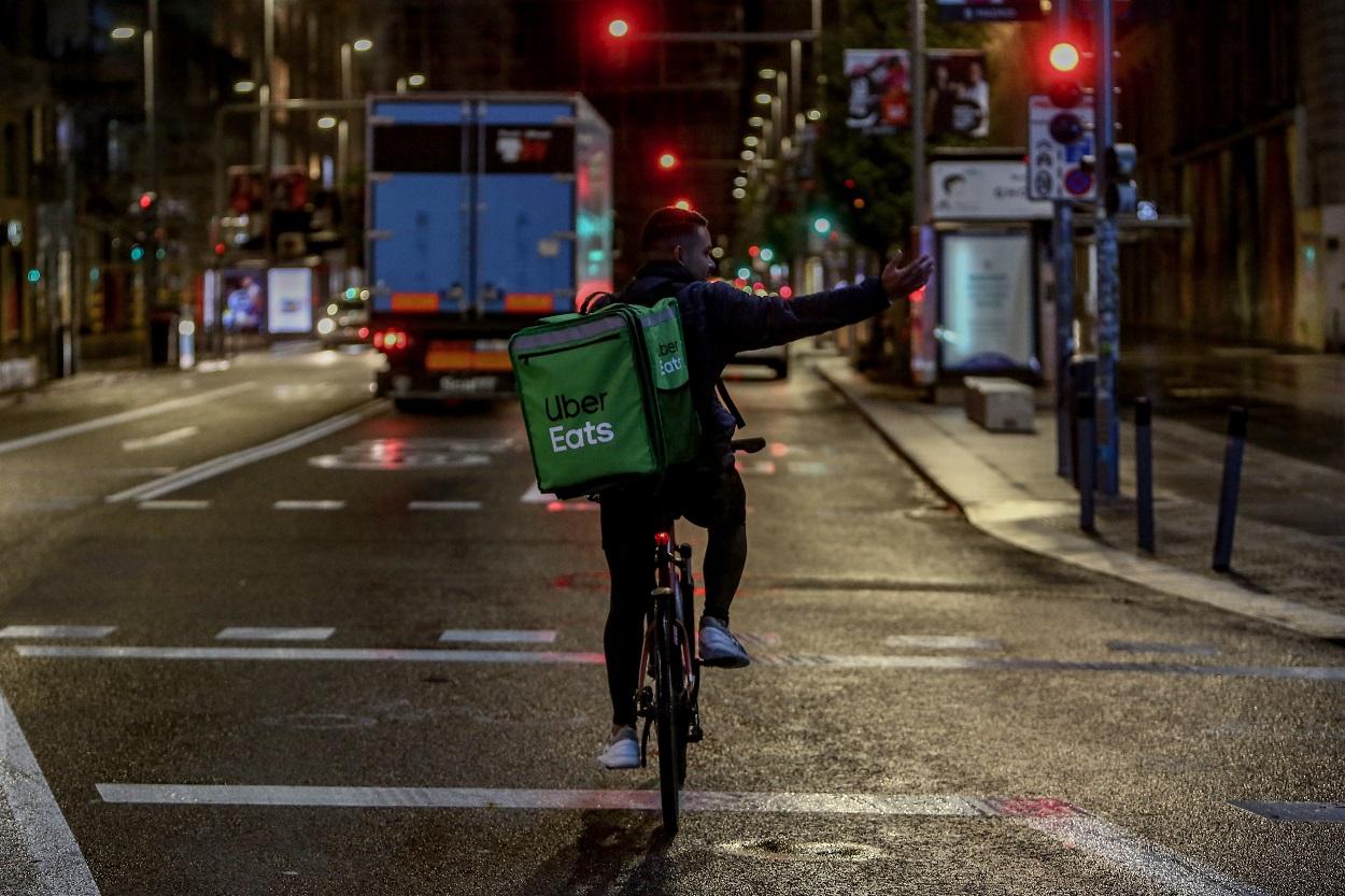 Un repartidor de Uber Eats durante el toque de queda en Madrid. Europa Press