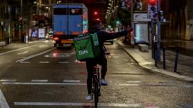 Un repartidor de Uber Eats durante el toque de queda en Madrid. Europa Press