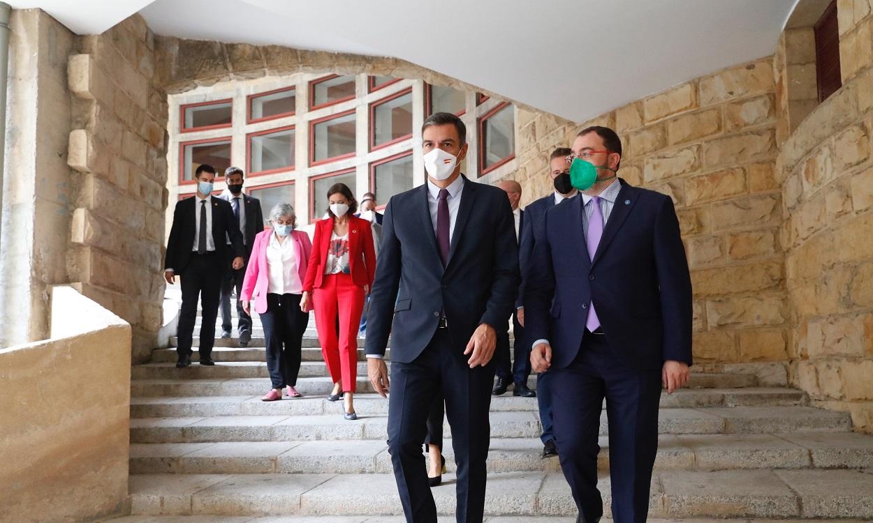 El presidente del Gobierno, Pedro Sánchez, junto al presidente del Principado de Asturias, Adrián Barbón. EP