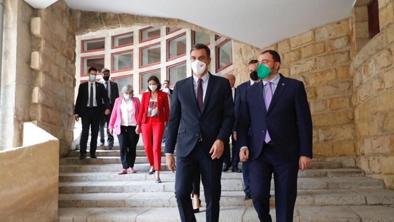 El presidente del Gobierno, Pedro Sánchez, junto al presidente del Principado de Asturias, Adrián Barbón. EP