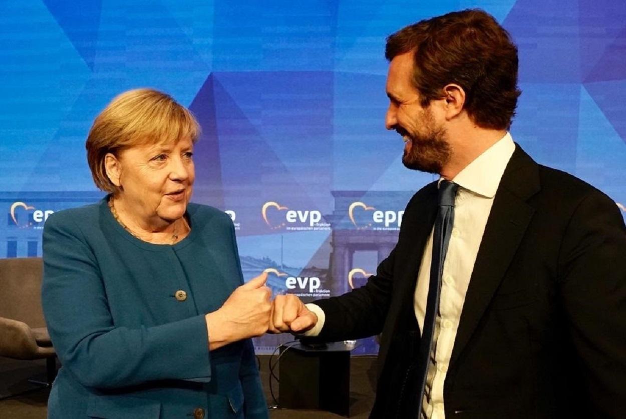 El presidente del Partido Popular, Pablo Casado, y la canciller alemana, Angela Merkel, asisten a un encuentro de líderes europeos del PPE en Berlín. PP