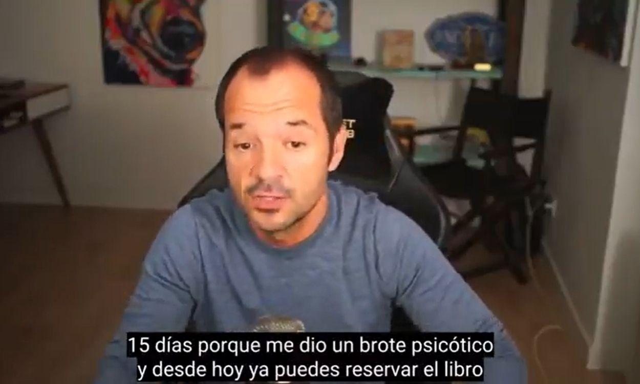 El cómico Ángel Martín en uno de sus 'Informativos matinales para ahorrar tiempo'. Twitter.