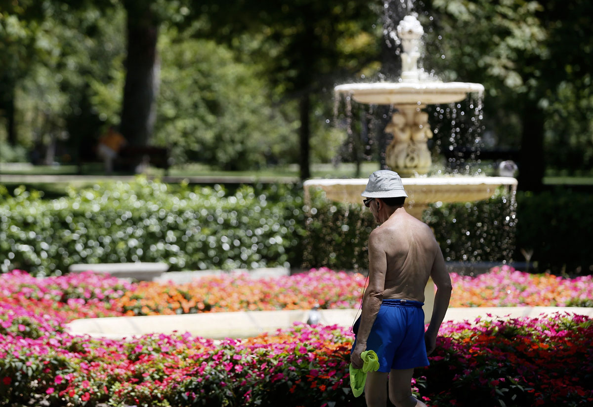 Un hombre pasea por el parque del Retiro, en Madrid