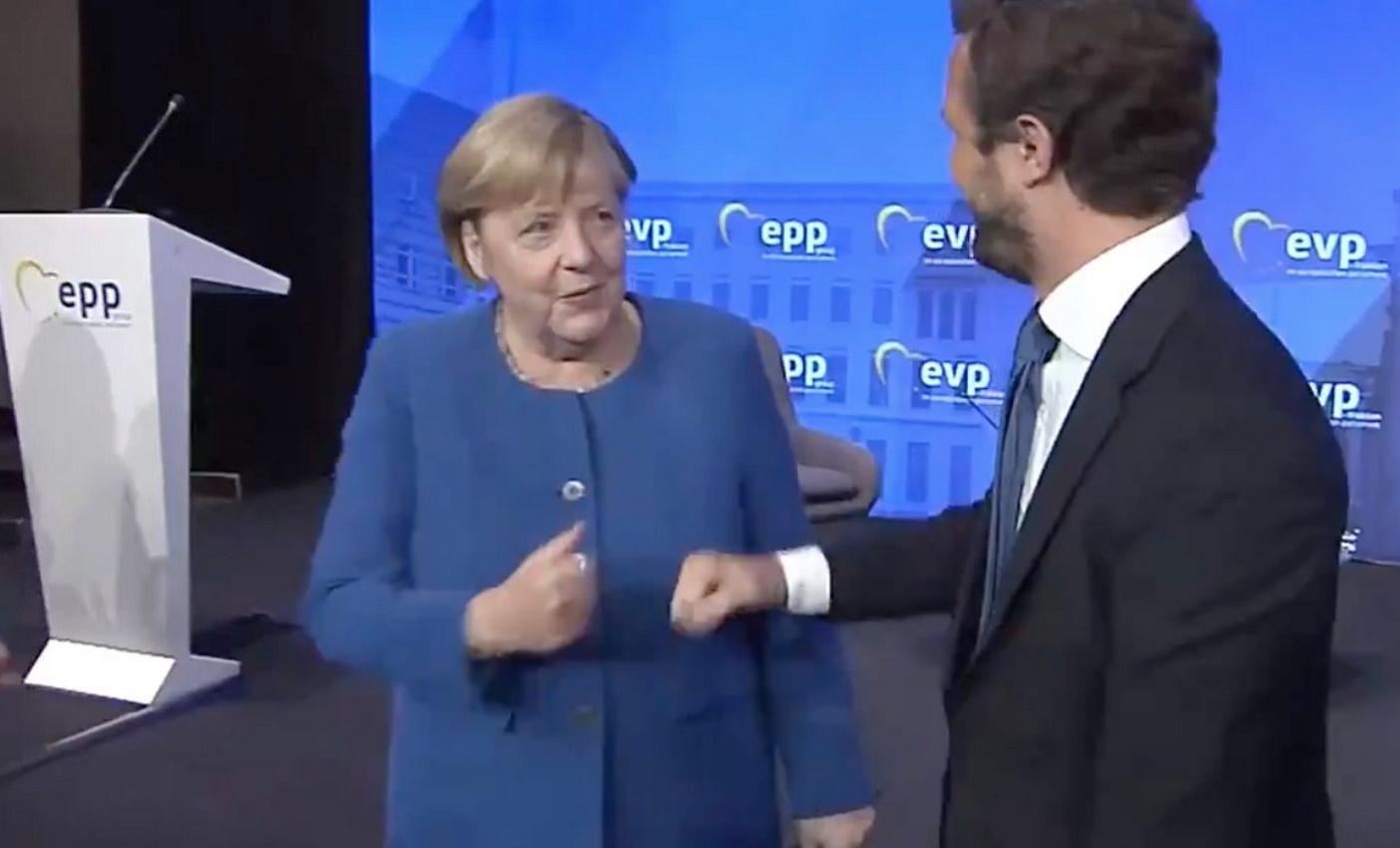 Angela Merkel choca el puño con Pablo Casado en Berlín, en la reunión del Partido Popular Europeo.