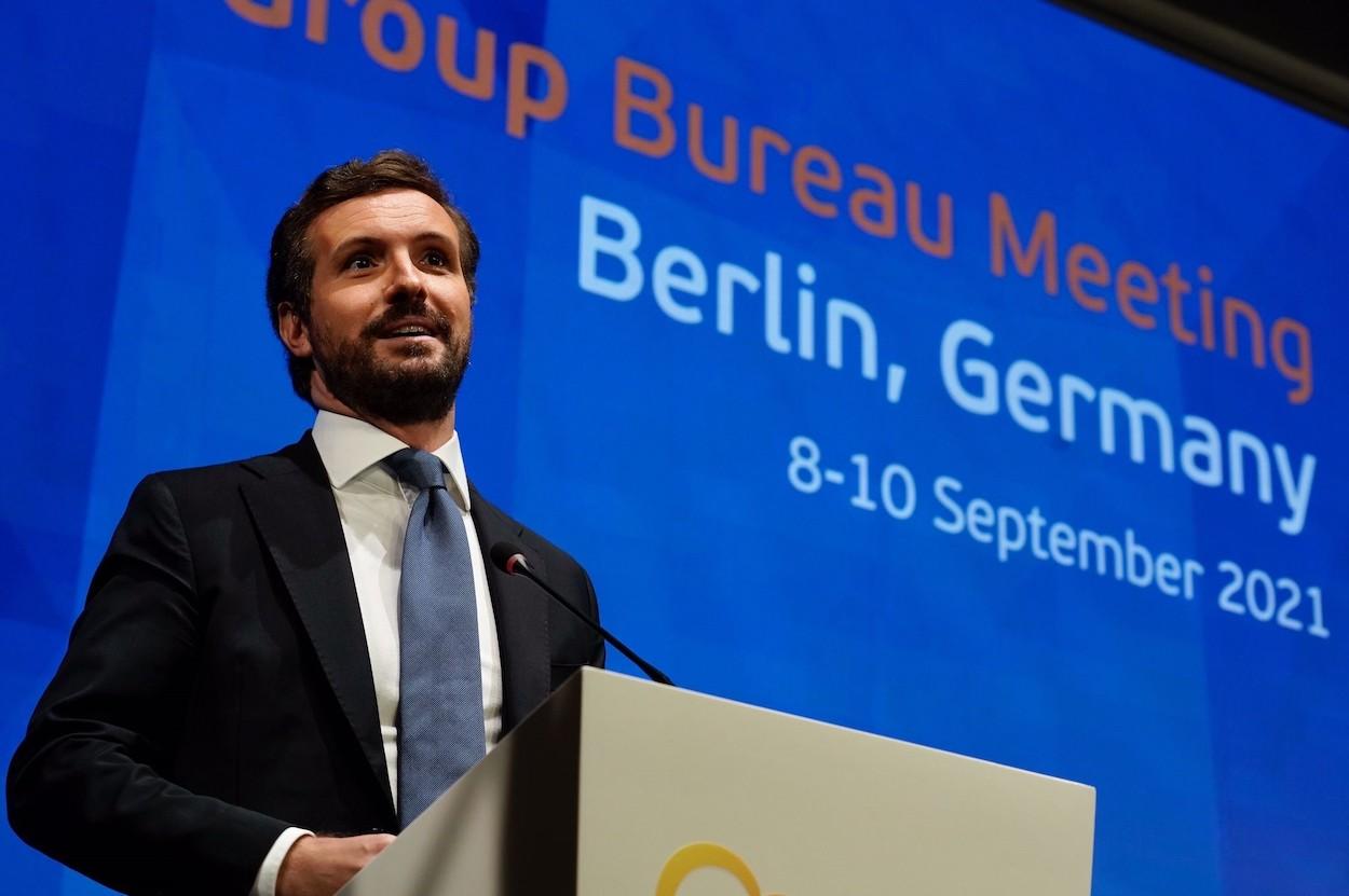 El líder del PP, Pablo Casado, asiste a un encuentro de líderes del PPE en Berlín. Allí coincide con la canciller Angela Merkel.