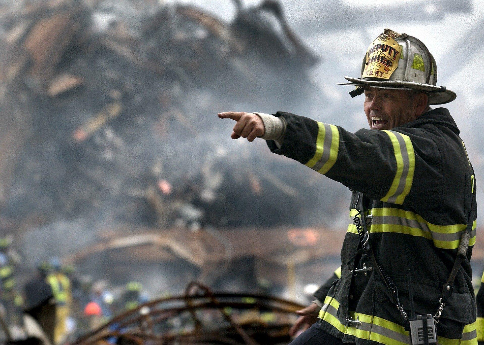 Un bombero coordina las labores de rescate en el 11-S