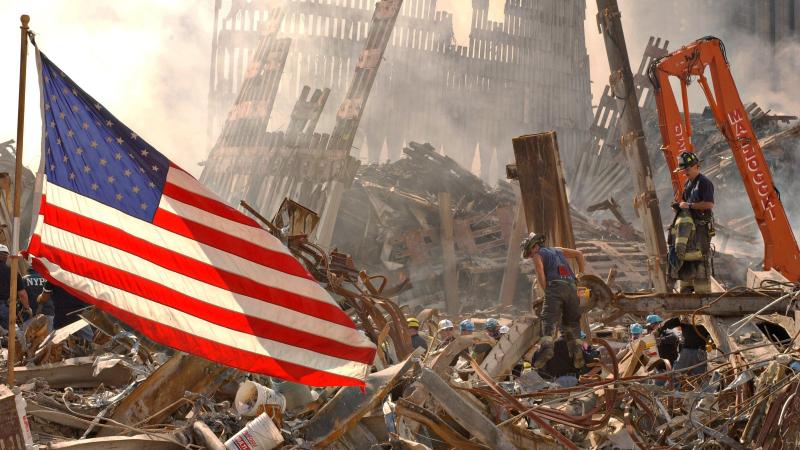 EuropaPress 3924303 bandera estadounidense restos torres gemelas atentados 11 s