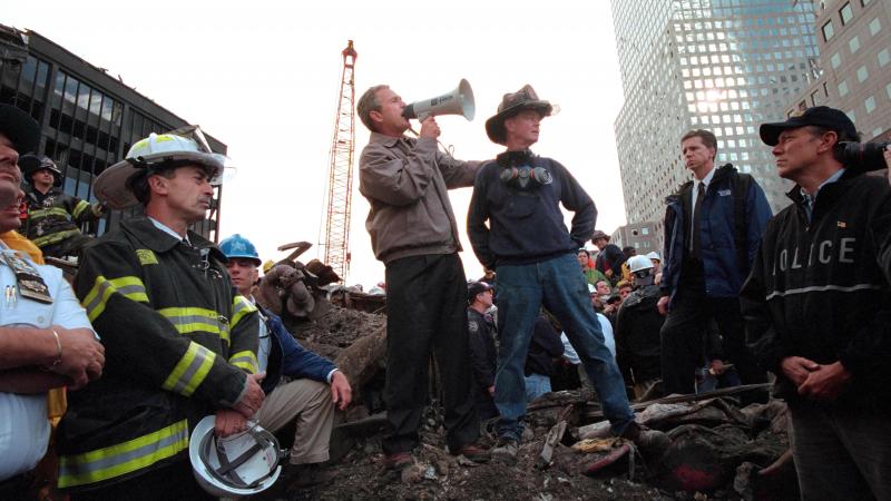 EuropaPress 3923645 george bush escombros torres gemelas EuropaPress 3923645 george bush escombros torres gemelas