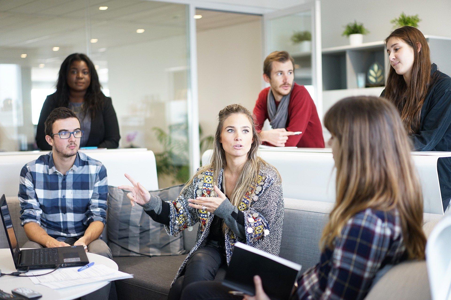 ¿Qué hace los entornos de trabajo más felices y productivos?