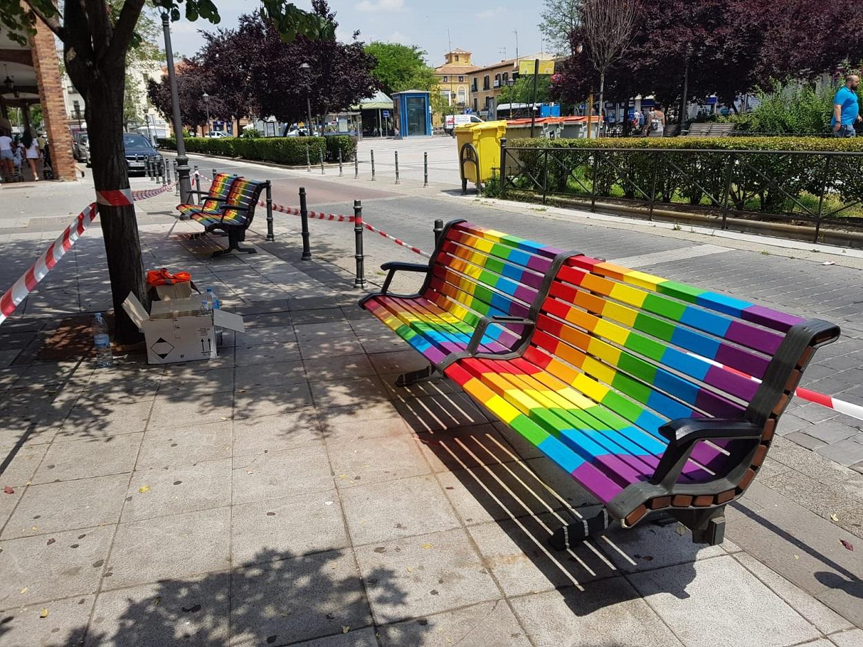 Bancos del paseo Federico García Lorca recién pintados en 2018.