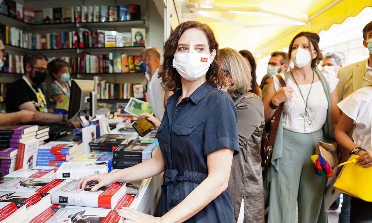 La presidenta de la Comunidad de Madrid, Isabel Díaz Ayuso, visita la 80º edición de la Feria del Libro