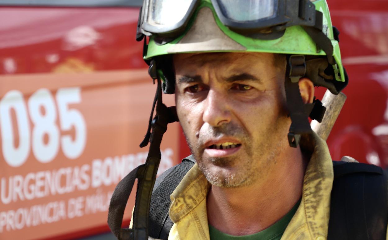 Un bombero del Infoca, exahusto tras horas luchando contra el fuego de Sierra Bermeja. INFOCA