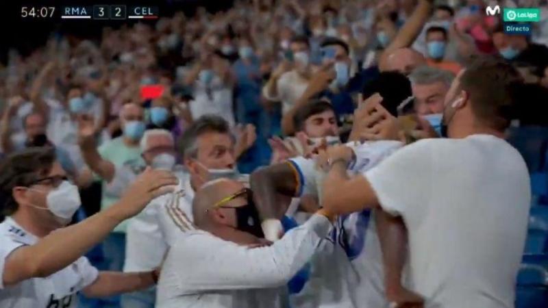 Vinicius celebra su gol con los aficionados - Twitter