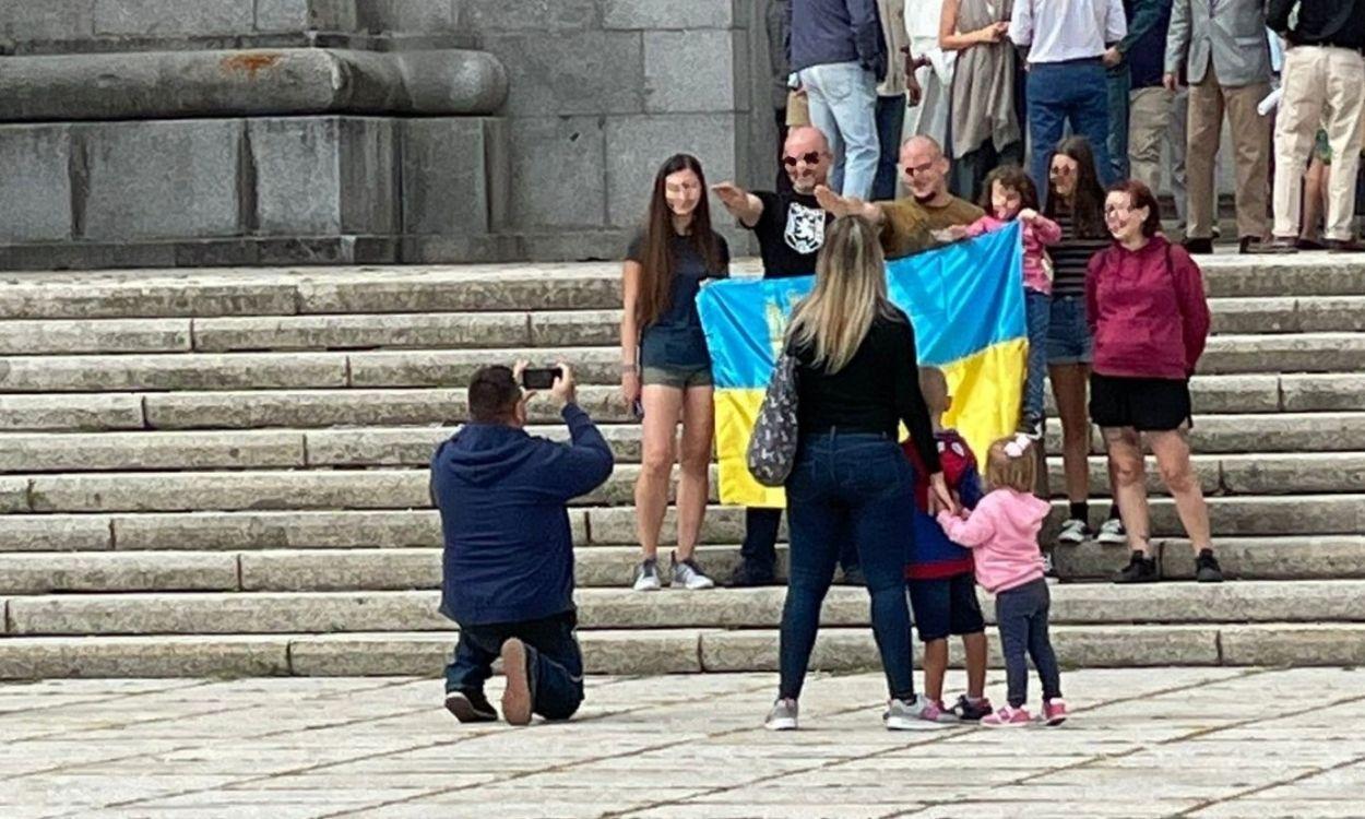 Una familia hace el saludo franquista en El valle de los Caídos   Twitter