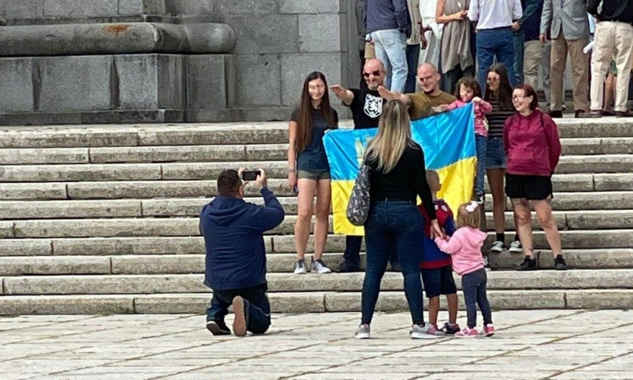 Una familia hace el saludo franquista en El valle de los Caídos   Twitter