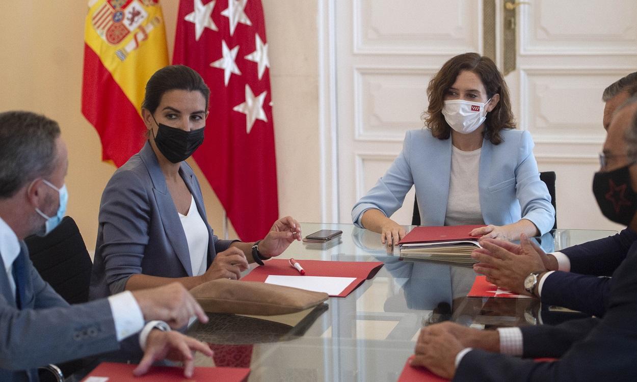 La presidenta de la Comunidad de Madrid, Isabel Díaz Ayuso, reunida con la presidenta de Vox en la Comunidad de Madrid, Rocío Monasterio. EP