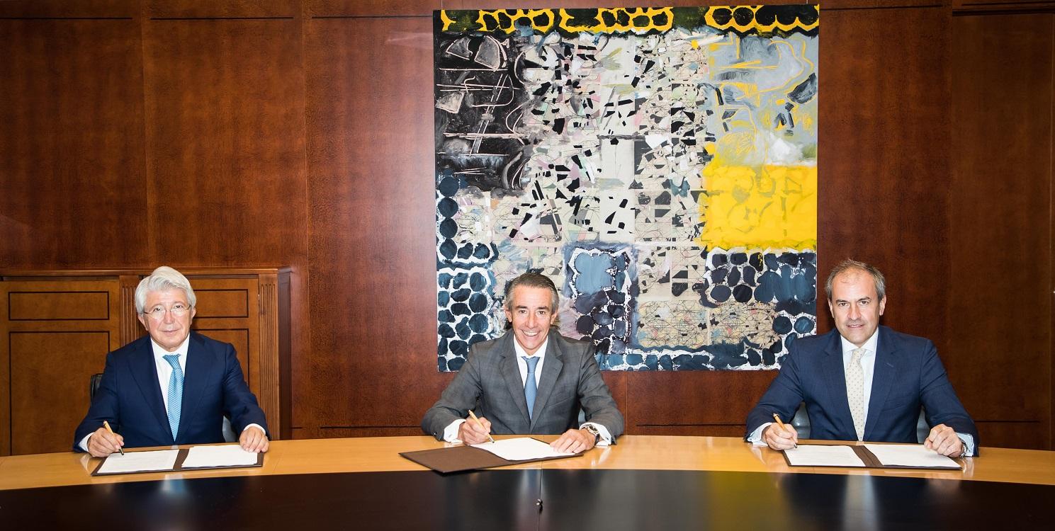 El presidente de EGEDA, Enrique Cerezo; el director general de Negocio de CaixaBank, Juan Antonio Alcaraz; y el consejero delegado de CREA SGR, Miguel Ángel Benzal durante la firma del acuerdo