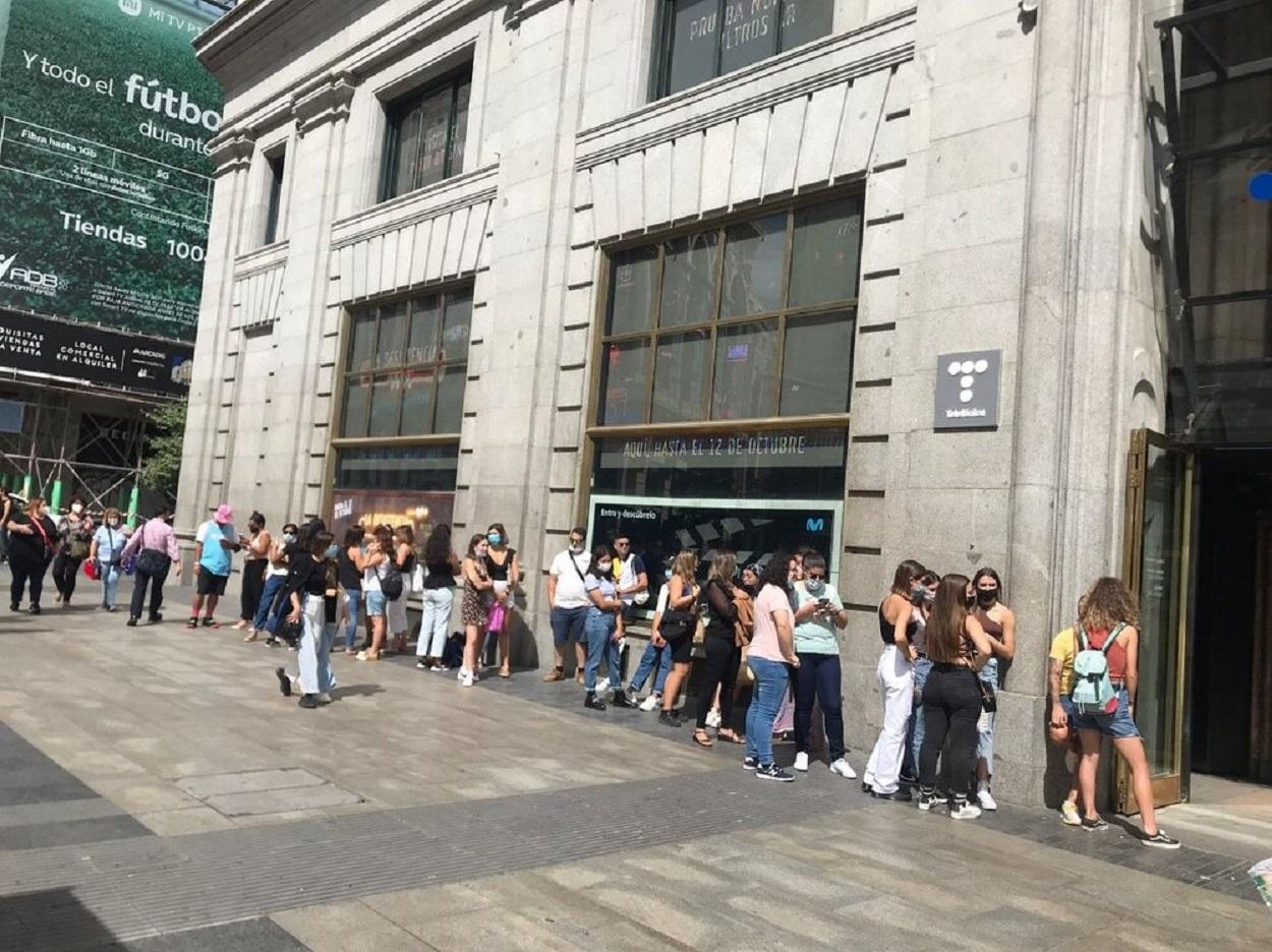 Cola para acceder al espacio de 'La Resistencia' en Movistar Gran Vía