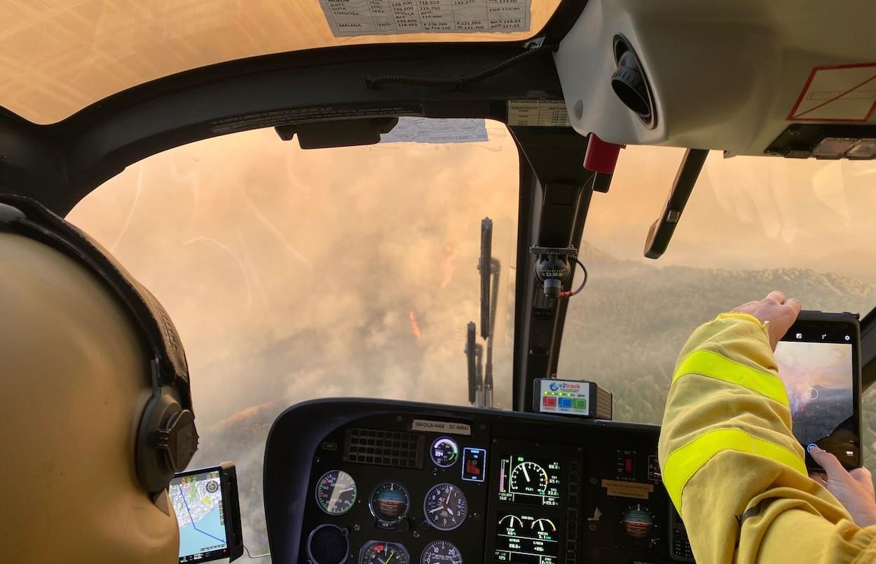 Imágenes desde el helicóptero de mando del Infoca que trabaja en el incendio forestal en Sierra Bermeja.
