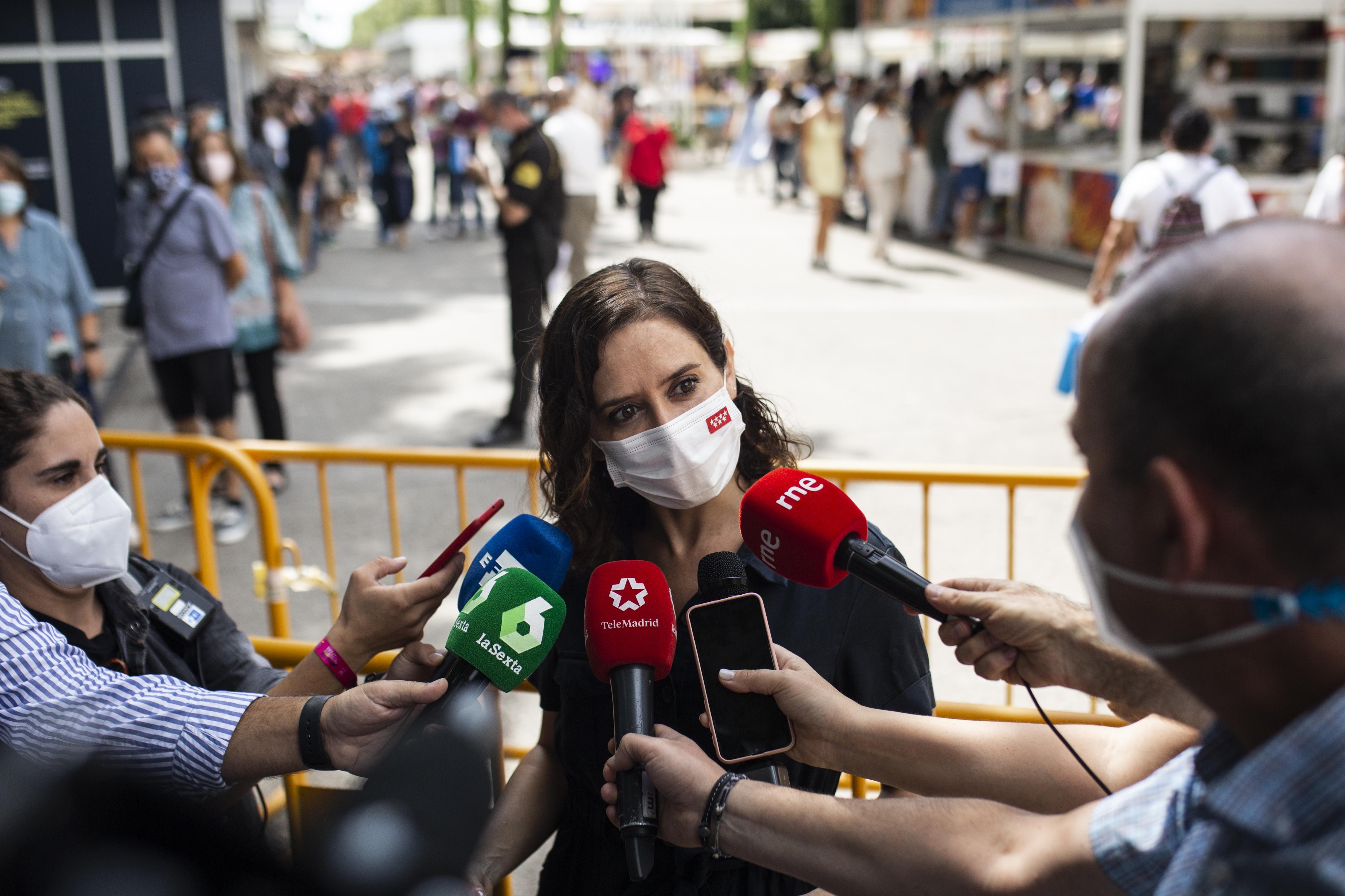 La presidenta de la Comunidad de Madrid, Isabel Díaz Ayuso, atiende a los medios de comunicación durante una visita a la Feria del Libro de Madrid. Alejandro Martínez Vélez / Europa Press