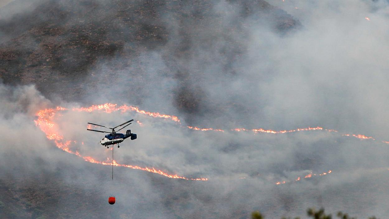 Helicóptero contra incendio intentando apagar el fuego de la Sierra Bermeja. ÁLEX ZEA