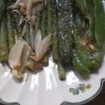Espárragos verdes, pimientos y lomos de salmón con patatas al horno