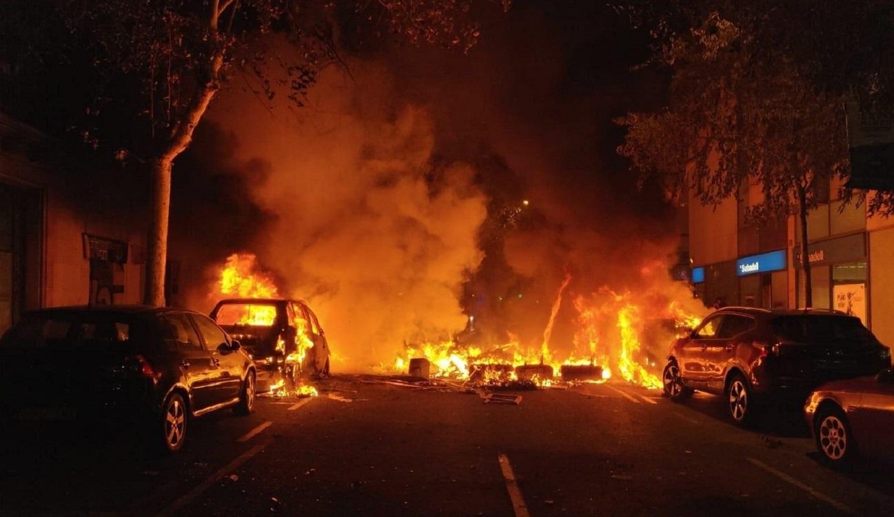 Los CDR incendian coches en Barcelona en protesta por la sentencia del 1 O. EP