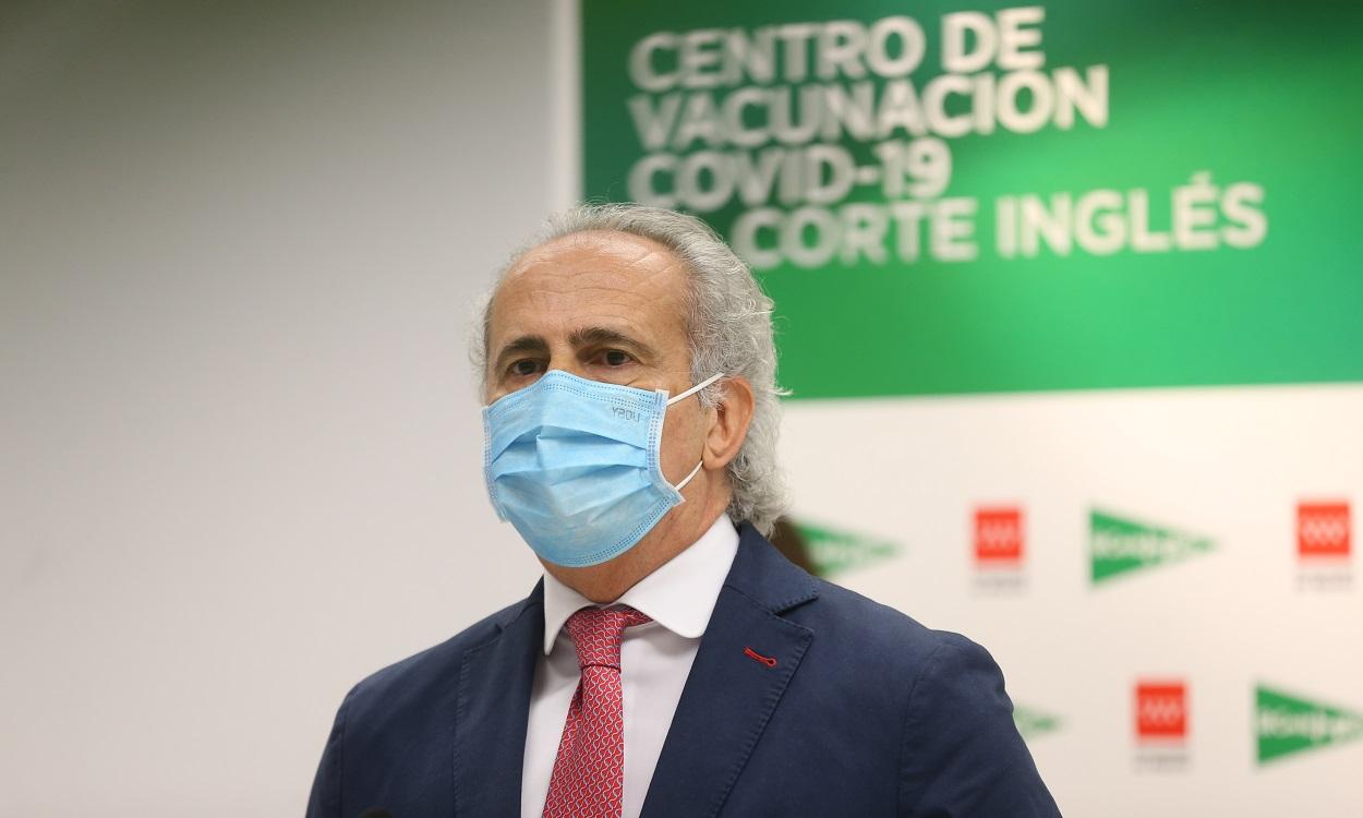 El consejero de Sanidad, Enrique Ruiz Escudero, en el nuevo centro de vacunación de El Corte Inglés. EP