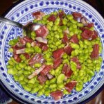 Habitas con jamón y magro de cerdo con pisto de berejena