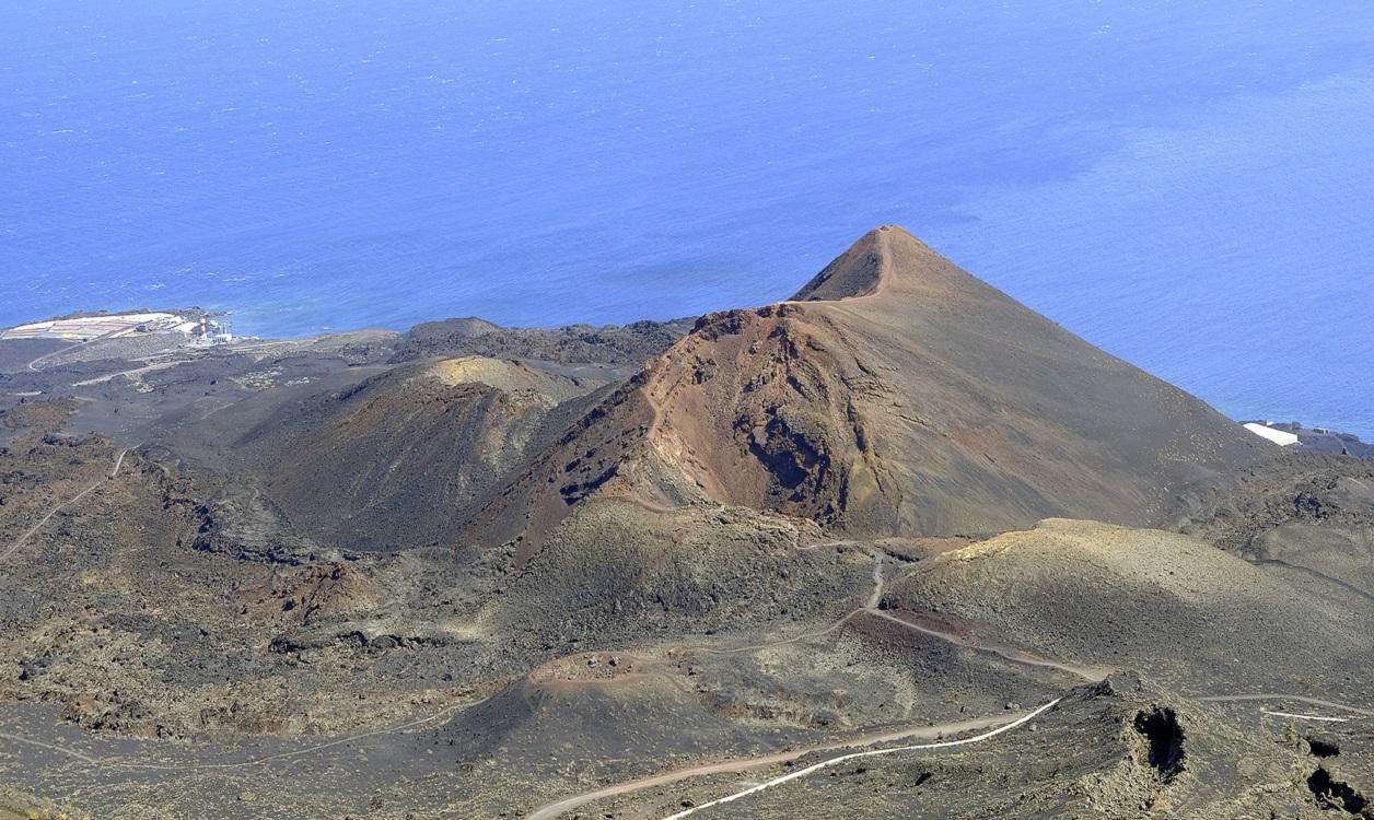 Vista general de uno de los volcanes de Cumbre Vieja, en La Palma, Canarias. EP