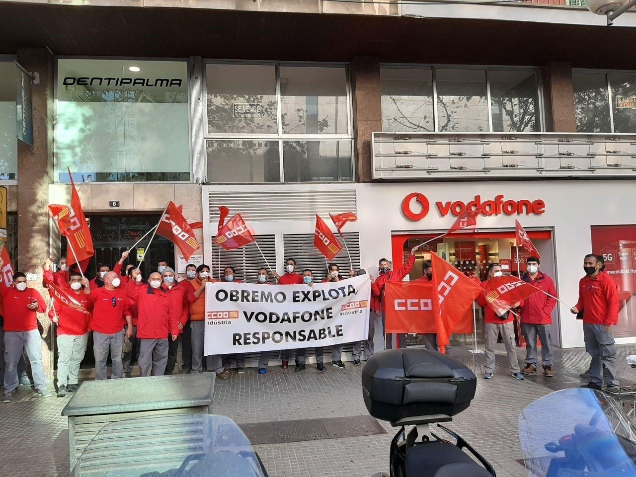 Protesta de los trabajadores de Obremo en Palma, ante una tienda de Vodafone. Europa Press