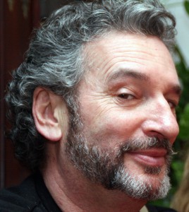 Nieto de Pepe Isbert, hijo de María Isbert y voz de Homer Simpson desde hace doce años. Entrevistamos a Carlos Ysbert