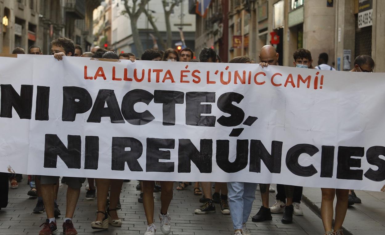 Varias personas con una pancarta, durante una protesta convocada por la CUP contra la mesa de diálogo. EP