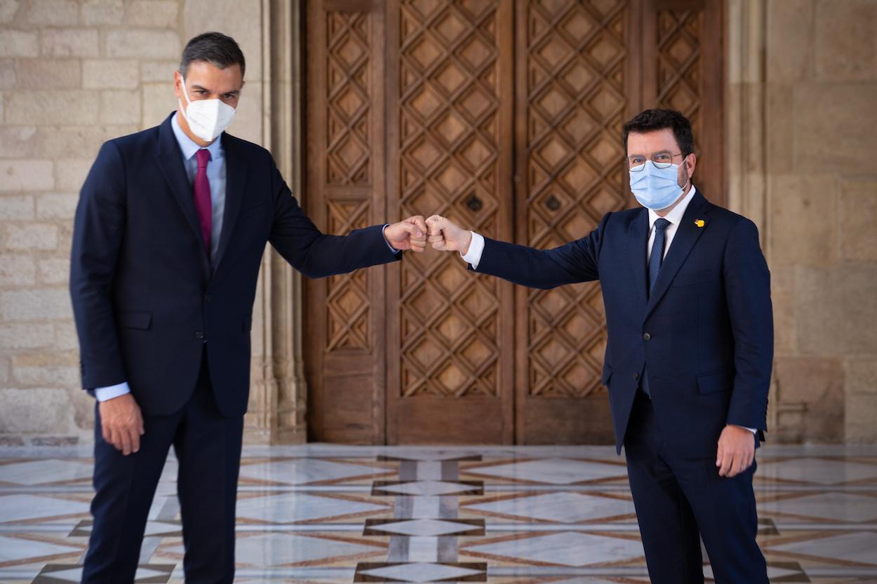 Pedro Sánchez y Pere Aragonès posan a su llegada para la reunión en el Palau de la Generalitat