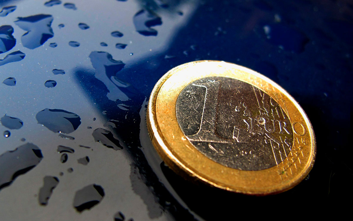 Moneda de un euro sobre un coche en Kaufbeuren (Alemania)