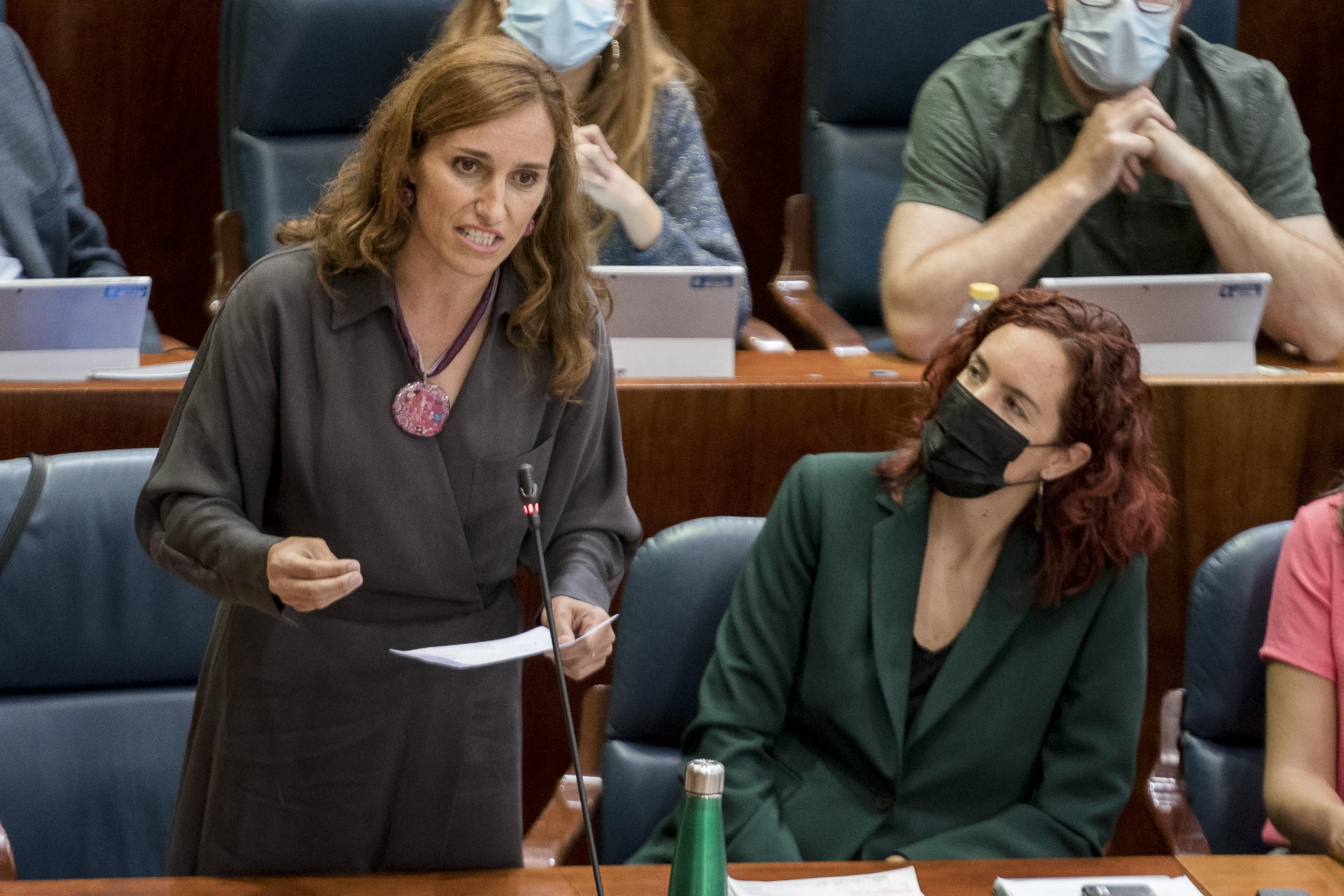 La portavoz de Más Madrid, Mónica García (i), y la diputada María Pastor (d), en una sesión de control al Gobierno de la Comunidad de Madrid en la Asamblea de Madrid, a 16 de septiembre de 2021, en Madrid, (España).