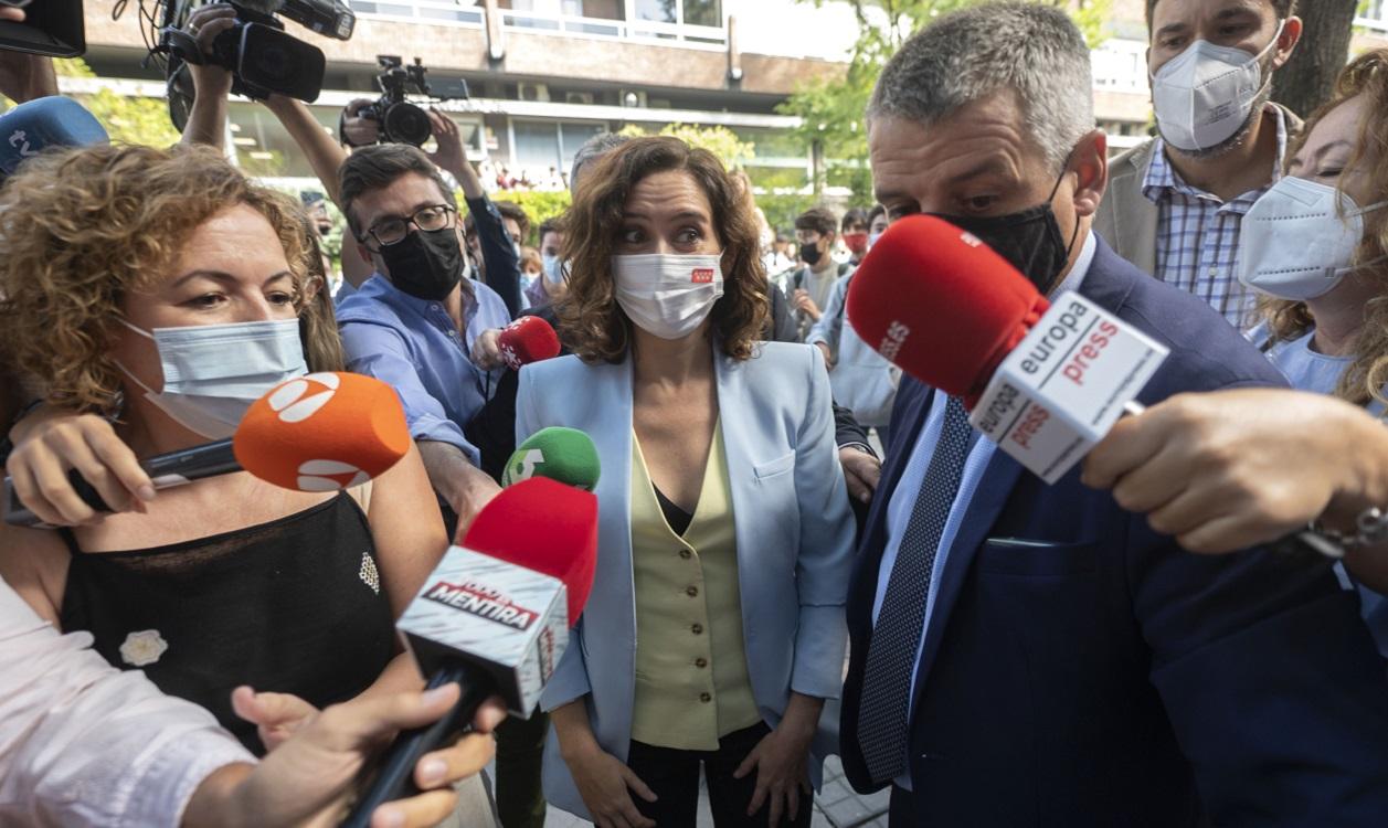 La presidenta de la Comunidad de Madrid, Isabel Díaz Ayuso, ofrece declaraciones a los medios, a su llegada a la Universidad CEU San Pablo. EP