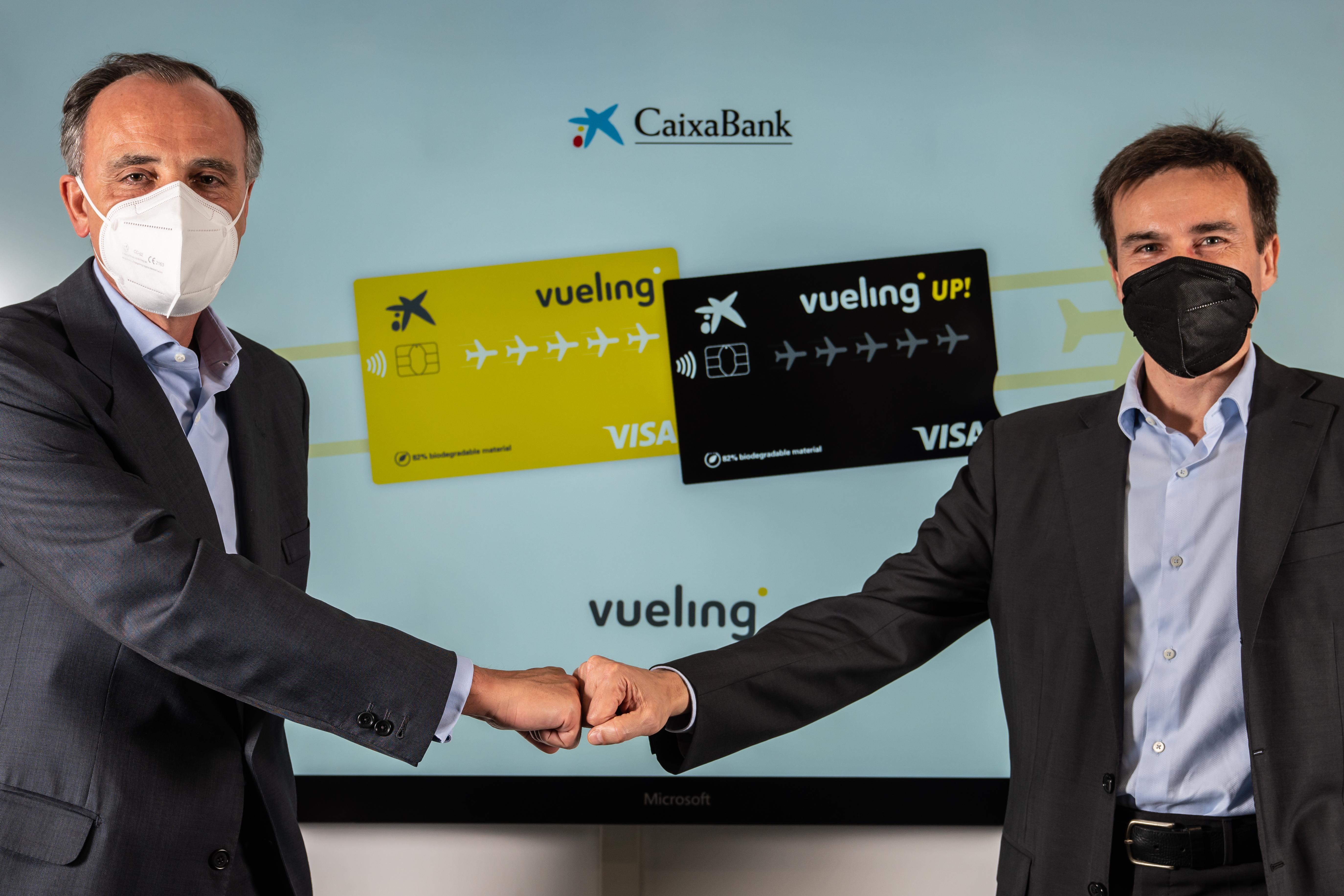 Juan Gandarias, consejero delegado de CaixaBank Payments & Consumer, y Marco Sansavini, Presidente de Vueling, han rubricado el acuerdo