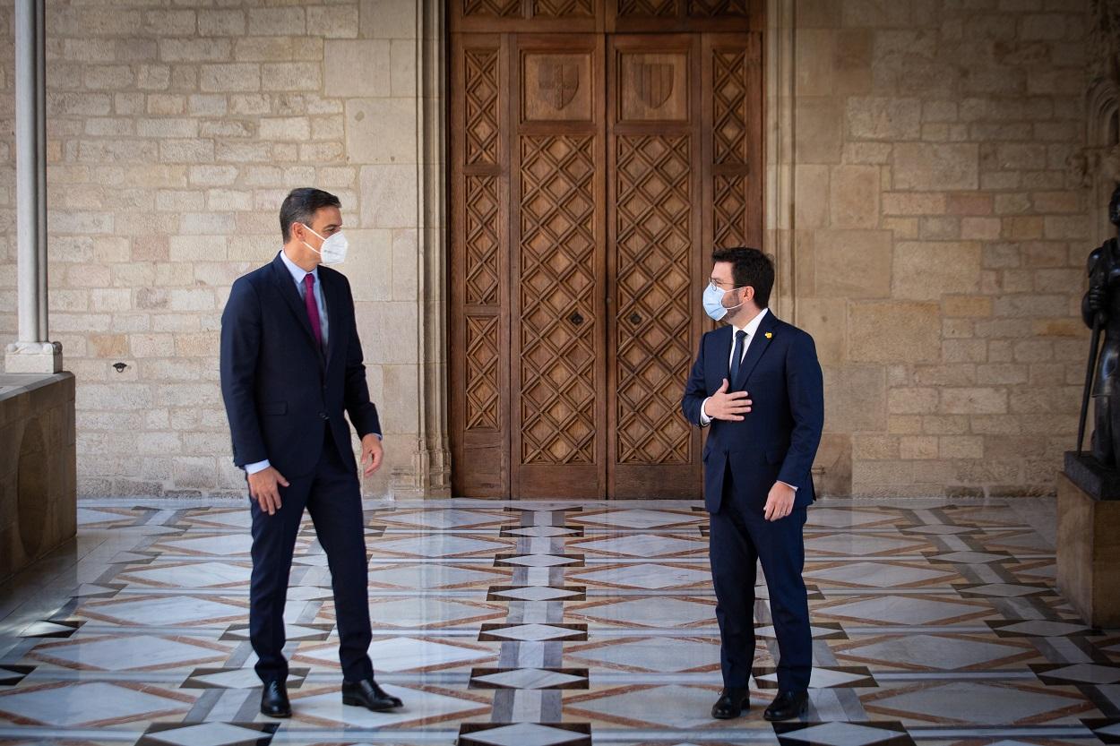 Pere Aragonès y Pedro Sánchez a su llegada a la reunión previa a la mesa de negociación. EP